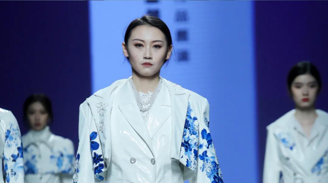 《优雅绽放》 设计师：黄妙善、刘红 | 2021服装设计作品展演